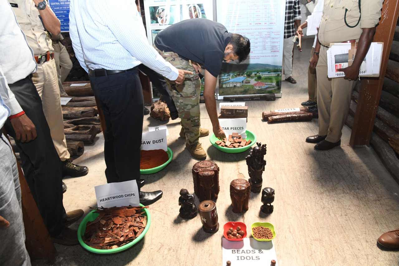 ఎర్రచందనం స్మగ్లింగ్, స్మగ్లింగ్‌ నిరోధక ఆపరేషన్స్‌, టాస్క్‌ఫోర్స్‌, అటవీ సిబ్బంది కూంబింగ్‌ తదితర వివరాలను అడిగి తెలుసుకున్నారు.