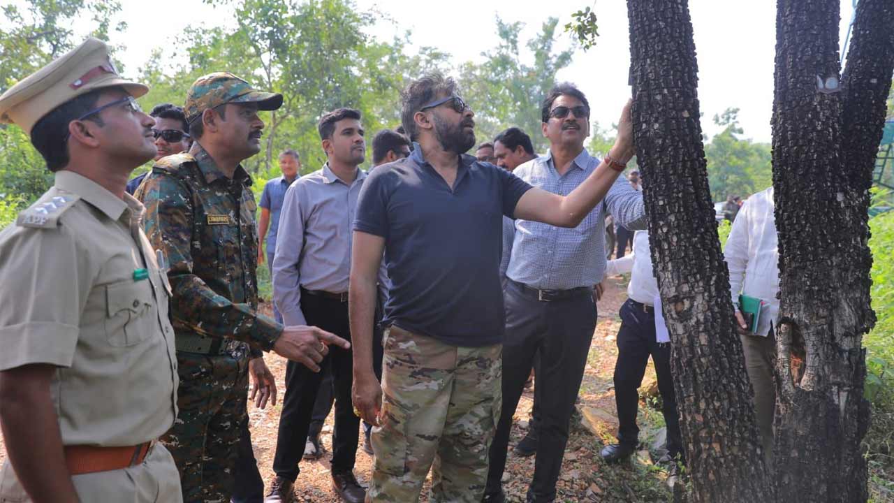 అడవిలో రెండు కిలోమీటర్ల మేర కాలినడకన ప్రయాణించిన ప్రతి చెట్టును ఆయన పరిశీలించారు. 