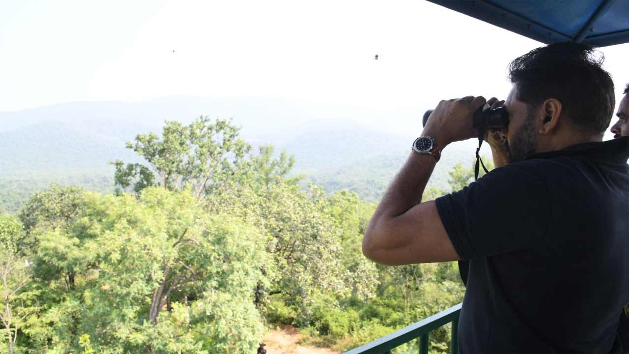 నేపిరయర్‌ రిజర్వ్‌ ఫారెస్ట్‌ వద్ద ఉన్న వాచ్‌ టవర్‌ నుంచి మొత్తం అటవీ ప్రాంతాన్ని పవన్‌ కల్యాణ్‌ పరిశీలించారు.