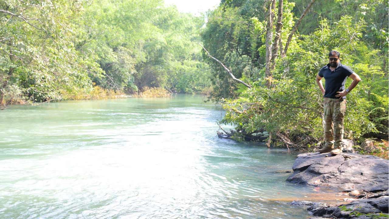 వెలిగొండ, శేషాచలం అటవీ సరిహద్దులు, స్వర్ణముఖి నది ఎక్కడి నుంచి ఉద్భవిస్తుంది వంటి వివరాలను అటవీ అధికారులను అడిగి పవన్‌ కల్యాణ్‌ తెలుసుకున్నారు. 