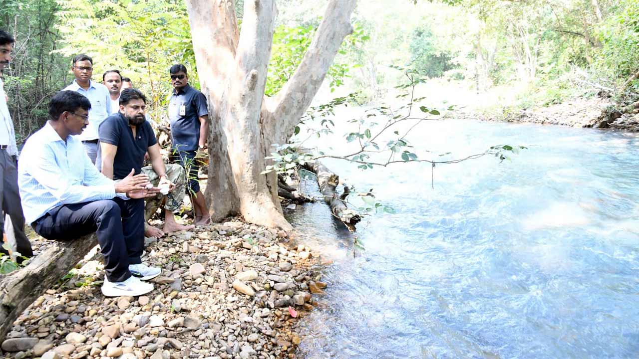గుంటి మడుగు వాగు ఒడ్డున కూర్చొని, పరిసరాలను ఆసక్తిగా తిలకరించారు. వాగుకు ఇరువైపులా ఉన్న చెట్ల వివరాలను ఆరా తీశారు. 