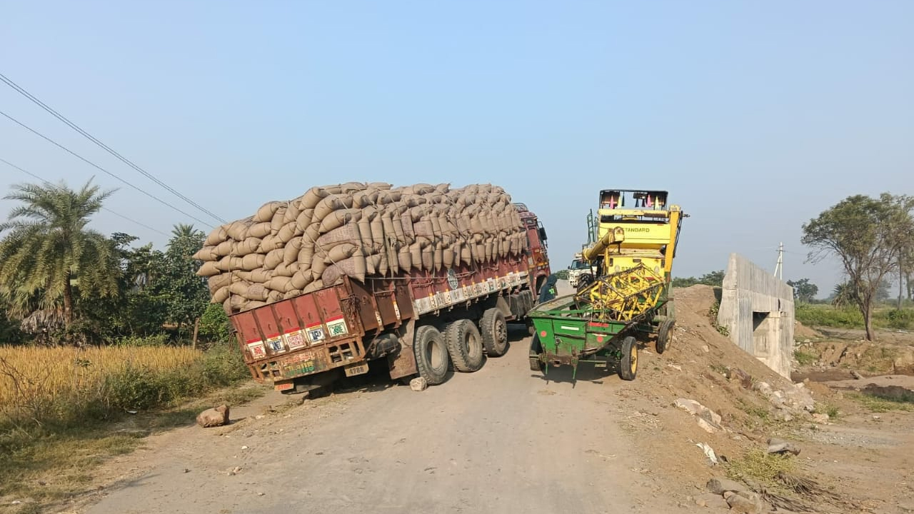 Peddapalli | బ్రిడ్జిపై ఇరుక్కుపోయిన భారీ వాహనాలు.. పెద్దపల్లి, కొలనూర్‌ మధ్య నిలిచిన రాకపోకలు