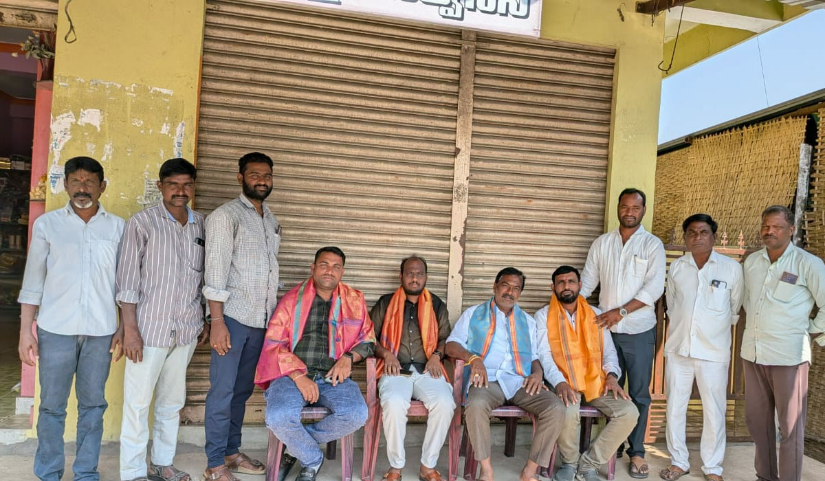 National Press Day | పెద్దబొంకూర్ లో జాతీయ పత్రికా దినోత్సవ వేడుకలు.. పాత్రికేయులను శాలువాలతో ఘనంగా సన్మానించిన సోషల్ వర్కర్