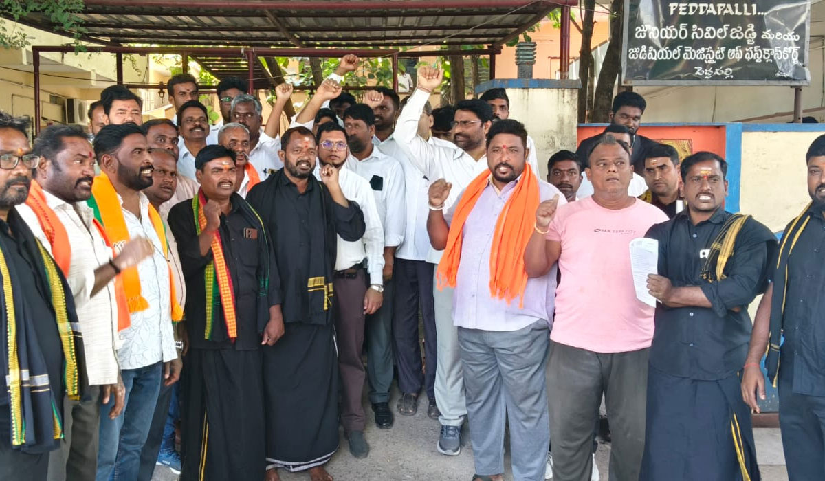 Peddapally | పెద్దపల్లిలోనే జిల్లా కోర్టు నిర్మించాలని న్యాయవాదుల విధుల బహిష్కరణ