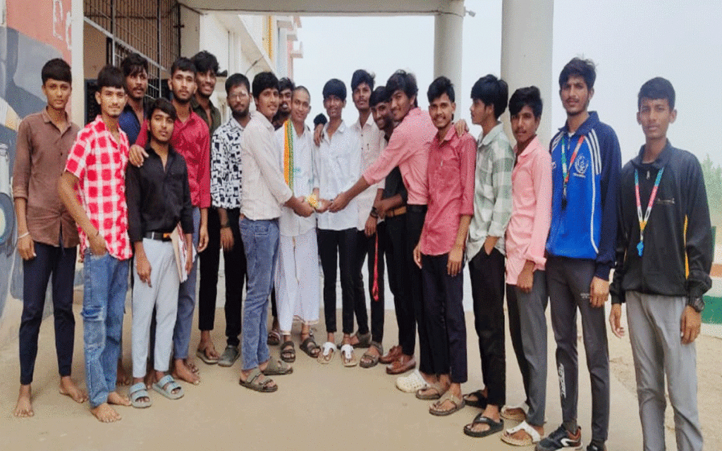 Peddavoora : పెద్ద‌వూర గిరిజ‌న గురుకుల పాఠ‌శాల‌లో స్వ‌ప‌రిపాల‌న దినోత్స‌వం