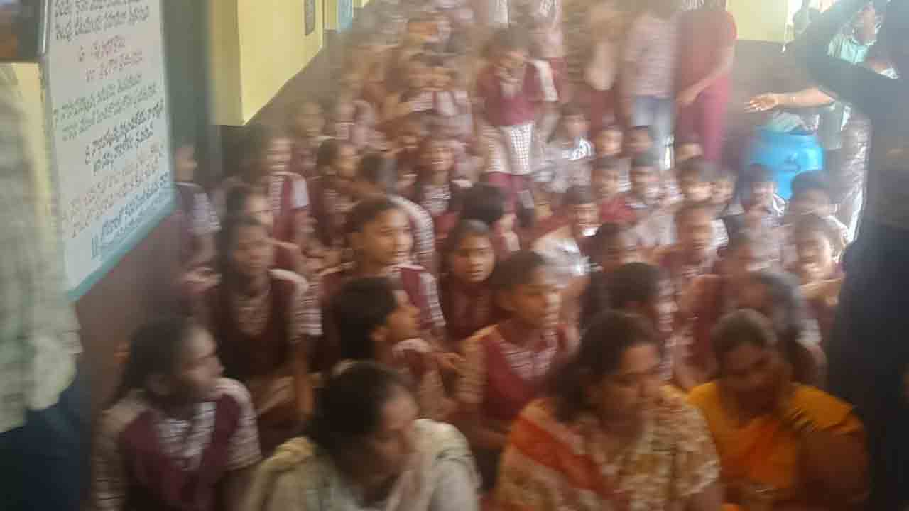 Mahabubabad | విద్యార్థుల పట్ల ఉపాధ్యాయుడు అసభ్యకర ప్రవర్తన.. నిరసన చేపట్టిన తల్లిదండ్రులు