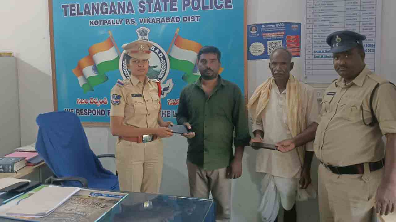 Cell phones | పోగొట్టుకున్న సెల్‌ ఫోన్స్‌ బాధితులకు అప్పగించిన పోలీసులు