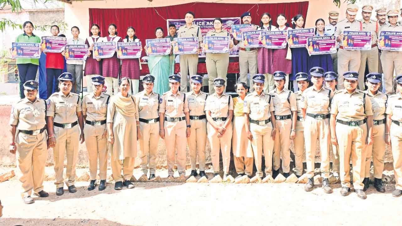 ‘పోలీస్‌ అక్క’ కార్యక్రమానికి శ్రీకారం