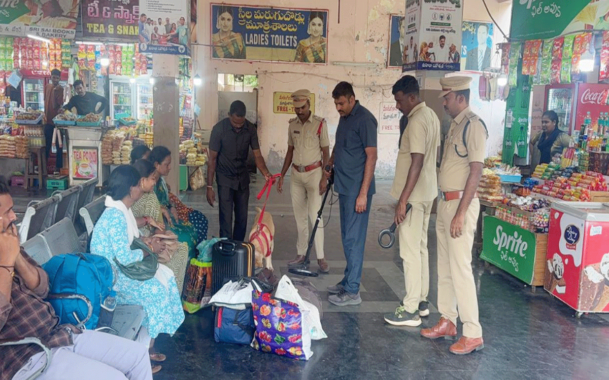 Suryapet Town : సూర్యాపేట‌లో భ‌ద్ర‌తా సిబ్బంది విస్తృత తనిఖీలు