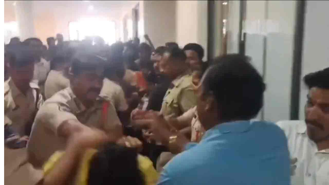 అనుమానాస్ప‌ద‌స్థితిలో మున్సిప‌ల్ కార్మికుడు మృతి.. కుటుంబ స‌భ్యుల‌పై పోలీసుల లాఠీఛార్జ్