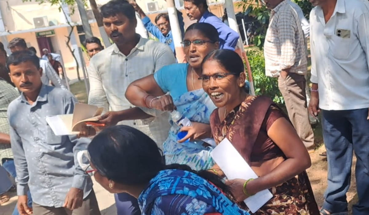 PRAJAVANI | మా భూమి మాకిప్పించాలని కోరుతూ ప్రజావాణి పరిసరాల్లో పురుగు మందుల డబ్బాలతో భూబాధితుల ఆందోళన