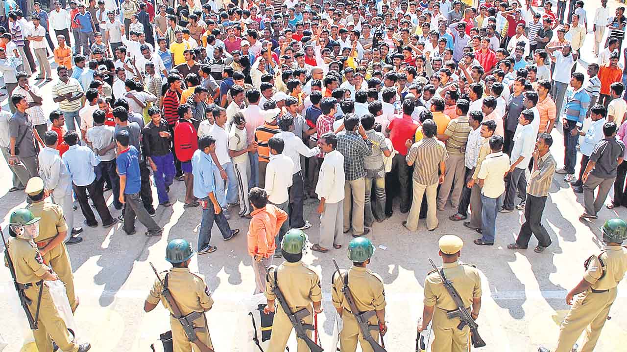 Protest Lathi Charge Ou