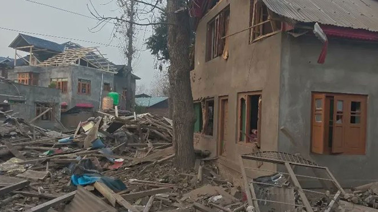 Dr. Umar Nabi: సూసైడ్ బాంబ‌ర్ ఉమ‌ర్ న‌బీ ఇంటిని కూల్చివేసిన భ‌ద్ర‌తా సిబ్బంది.. వీడియో