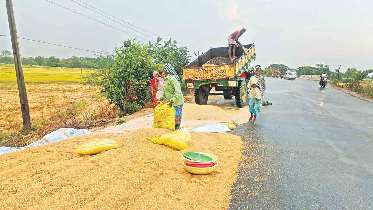 రంగుపై కొర్రీలు.. రైతుల గగ్గోలు