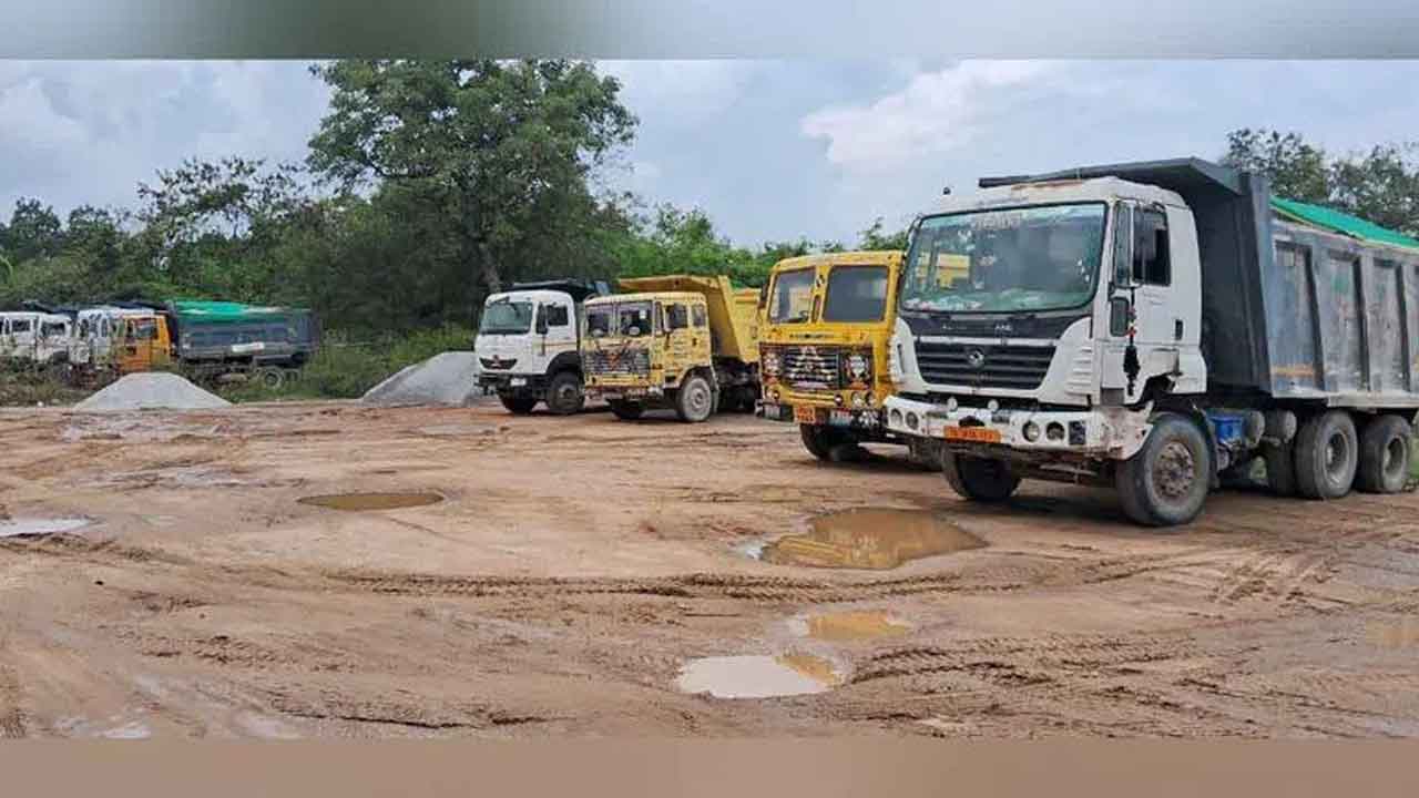 సినీఫక్కీలో ఓవర్‌లోడ్‌ ట్రాన్స్‌పోర్ట్‌