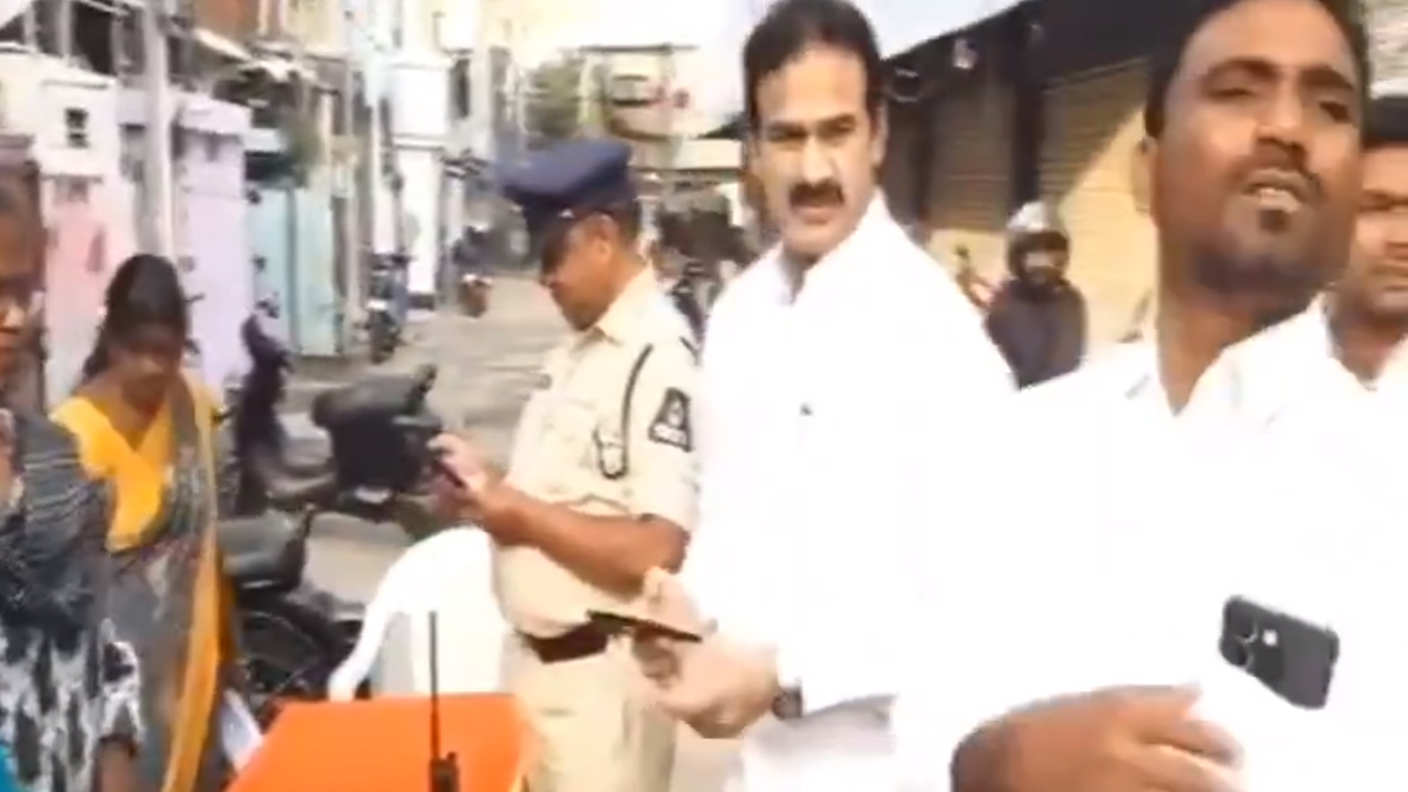 Congress | జూబ్లీహిల్స్‌లో కాంగ్రెస్‌ ఆగడాలు.. యధేచ్చగా తిరుగుతున్న పార్టీ ఎమ్మెల్యేలు, ఎమ్మెల్సీలు