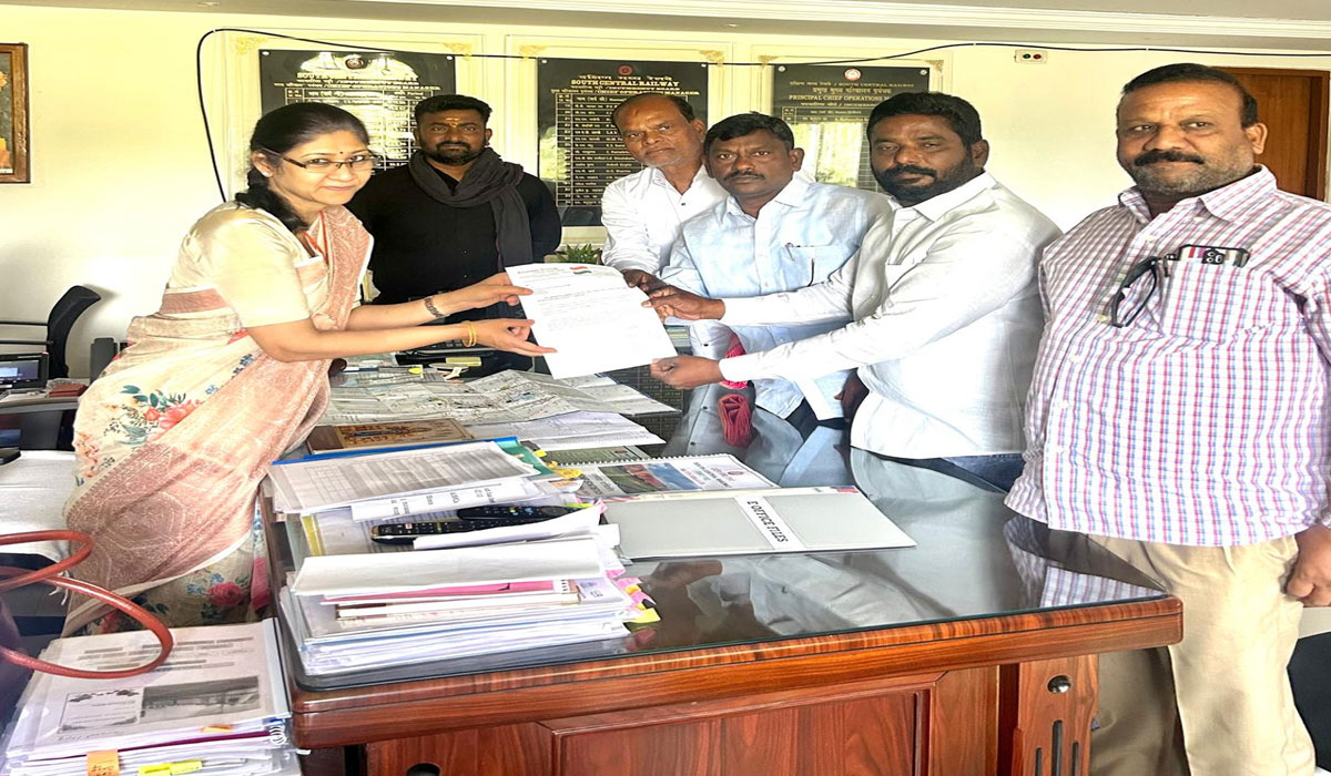 Kolanur | కొలనూర్ స్టేషన్లో ఎక్స్ర్‌పెస్‌ రైళ్లు ఆపాలని ఉన్నతాధికారులకు వినతి