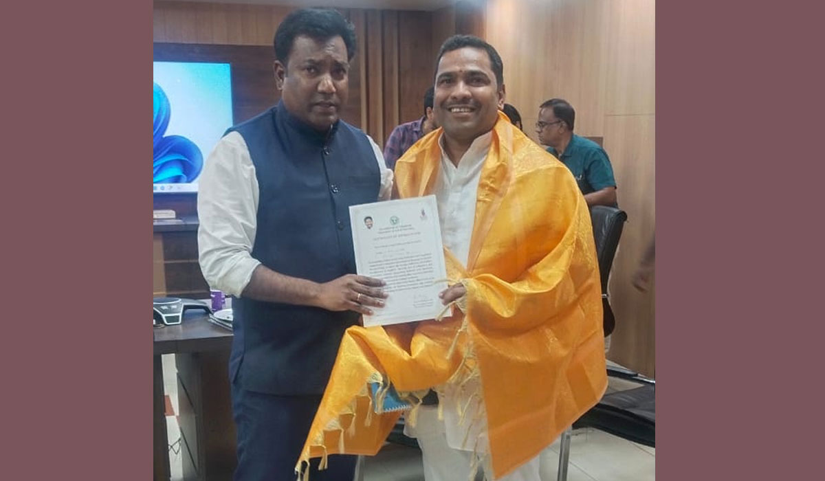 Dharmaram | ధర్మారం మోడల్ పాఠశాల ప్రిన్సిపల్‌కు విద్యాశాఖ కమిషనర్‌ నవీన్ నికోలస్‌తో సత్కారం