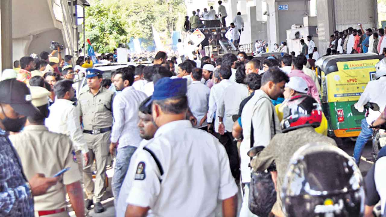 నిబంధనలకు విరుద్ధంగా కాంగ్రెస్‌ ర్యాలీ