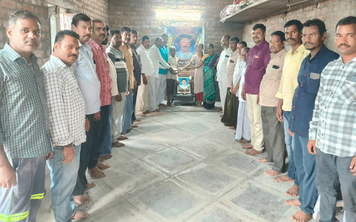 Ramannapet : చలమల్ల శ్రీనివాస్ కుటుంబానికి ఆర్థిక సాయం