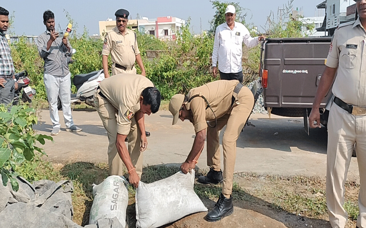 Ramavaram ; అక్రమంగా తరలించిన సిమెంట్‌ స్వాధీనం