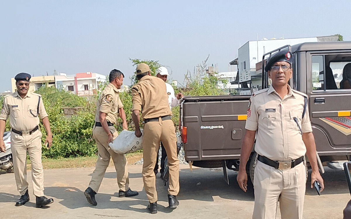 Ramavaram ; అక్రమంగా తరలించిన సిమెంట్ స్వాధీనం