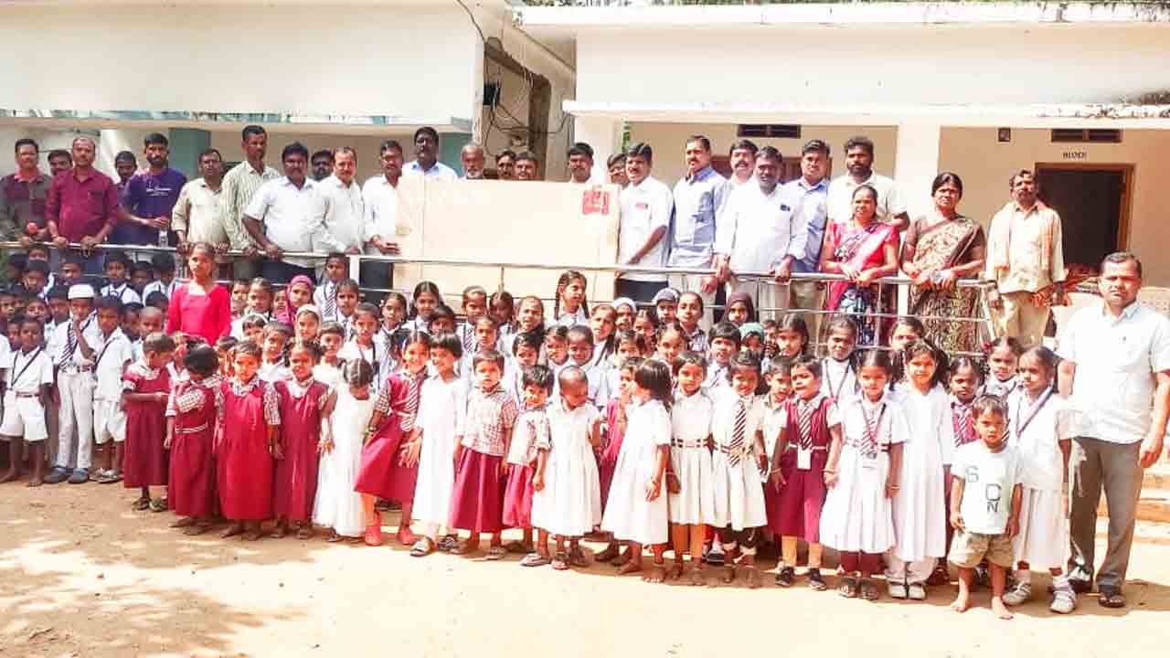 ప్రభుత్వ పాఠశాలకు దాతలు సహకారం అభినందనీయమని : ఎంఈవో వెంకట్‌