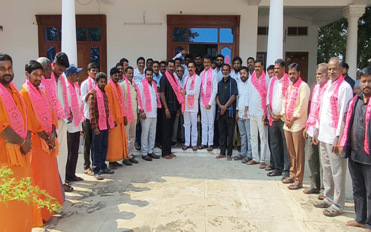 Devarakonda : కాంగ్రెస్‌ను వీడి బీఆర్ఎస్‌లోకి 30 కుటుంబాలు