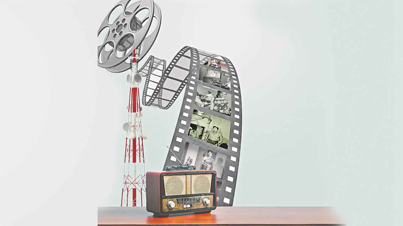 వెండితెరపై.. వెలిగిన ఆకాశవాణి