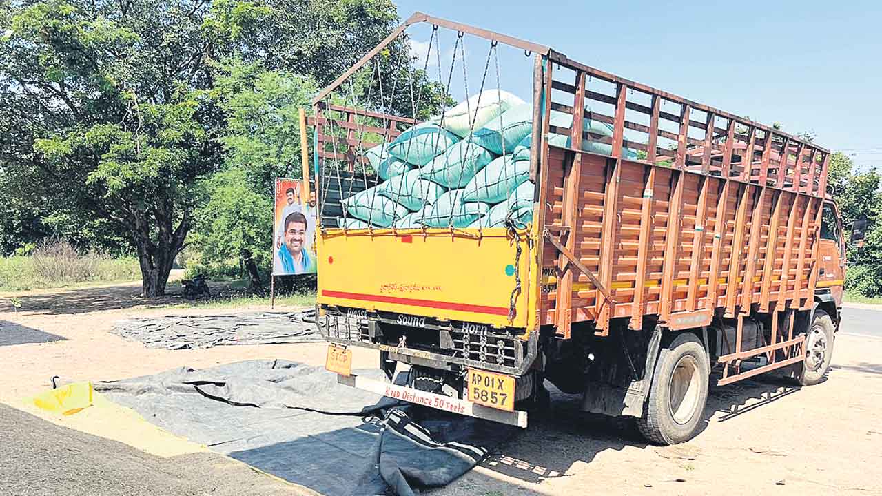 కొనుగోలు కేంద్రాల్లో దళారుల రాజ్యం