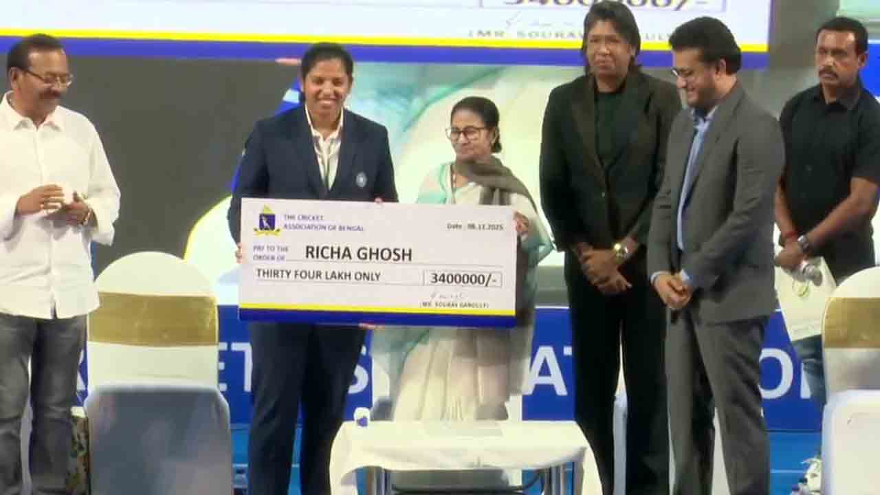 Richa Ghosh | ఫినిషర్ రీచాకు డీఎస్పీ ఉద్యోగం.. అత్యున్నత పౌర పురస్కారం, 34 లక్షల నజరానా..!