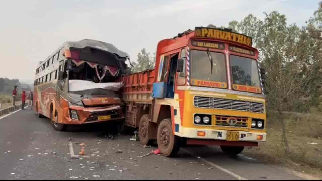 Adilabad | లారీని వెనుక నుంచి ఢీకొట్టిన ప్రైవేటు బస్సు.. ఇద్దరు మృతి