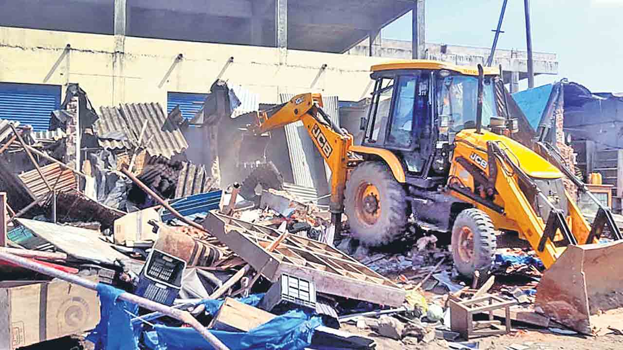 రోడ్డు విస్తరణ కూల్చివేతలో ఉద్రిక్తత.. బెల్లంపల్లిలో చిరువ్యాపారుల ఆగ్రహం