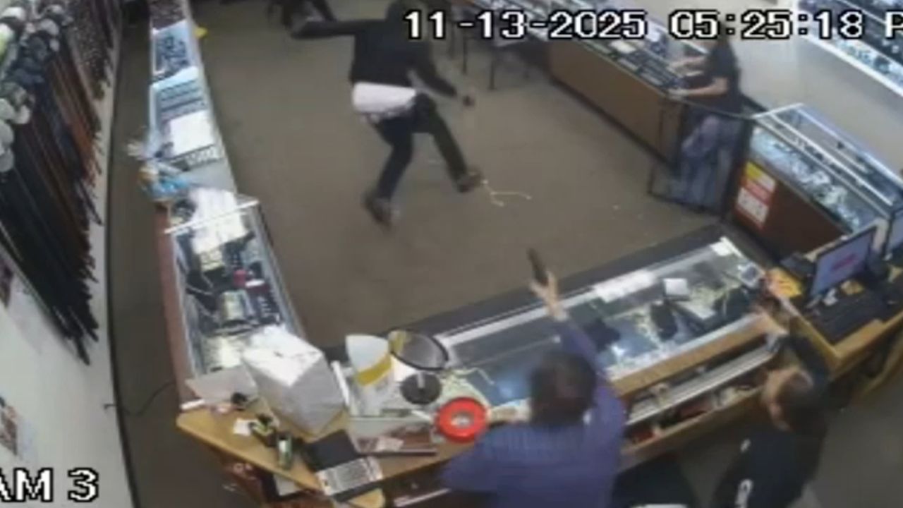 Viral video | న‌గల దుకాణంలో దూరిన దొంగ‌ల మూక‌.. య‌జ‌మాని కాల్పులు జ‌రప‌డంతో..!