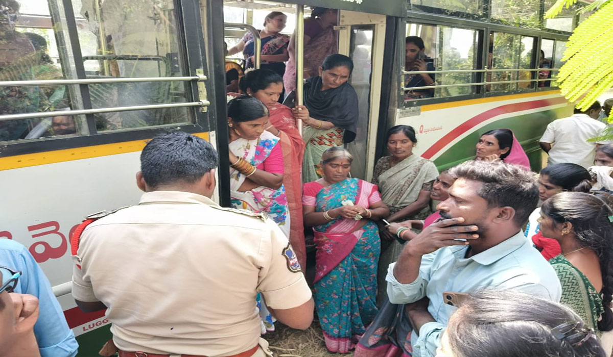 Woman protests | రంగంపేటలో ఆర్టీసీ బస్సు ఆపలేదని మహిళ నిరసన