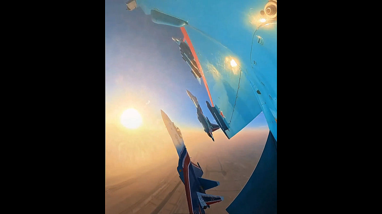 Dubai Air Show: తేజ‌స్ పైల‌ట్‌కు నివాళి అర్పించిన ర‌ష్యా యుద్ధ విమానాలు.. వీడియో