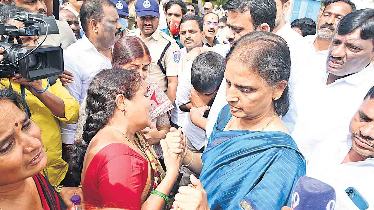 బాధిత కుటుంబాలను ఆదుకోవాలి.. పట్లోళ్ల సబితాఇంద్రారెడ్డి