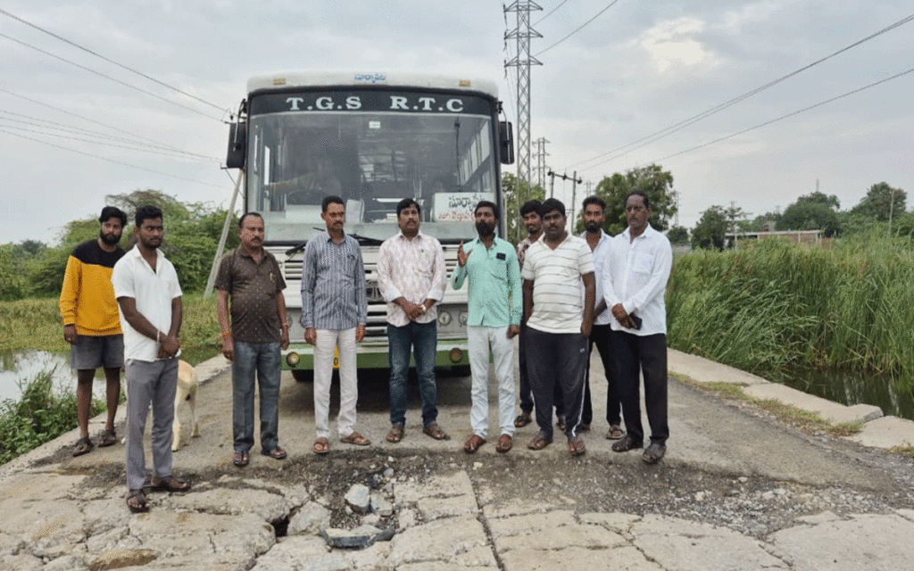 Thungathurthy : 'సూర్యాపేట- తుంగతుర్తి రహదారి నిర్మాణం చేపట్టాలి'