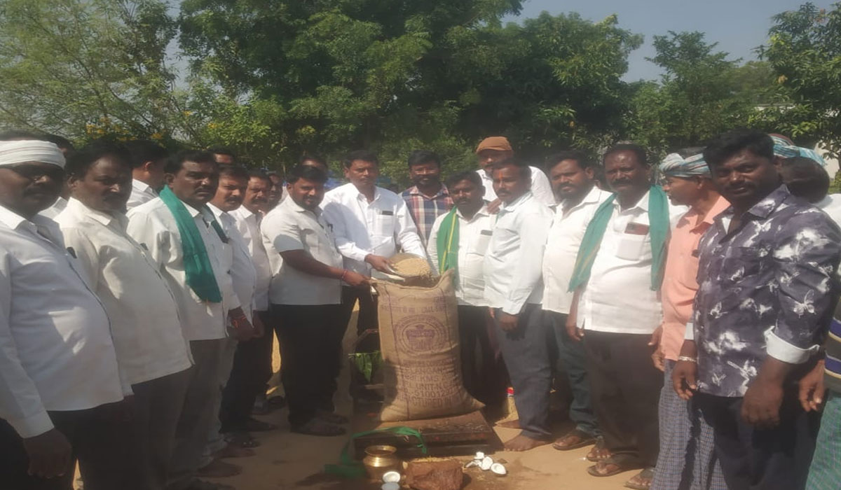 Purchasing centers | రైతులకు మద్దతు ధర కల్పించడం కోసమే కొనుగోలు కేంద్రాలు.. అప్పన్నపేట సింగిల్ విండో చైర్మన్ చింతపండు సంపత్