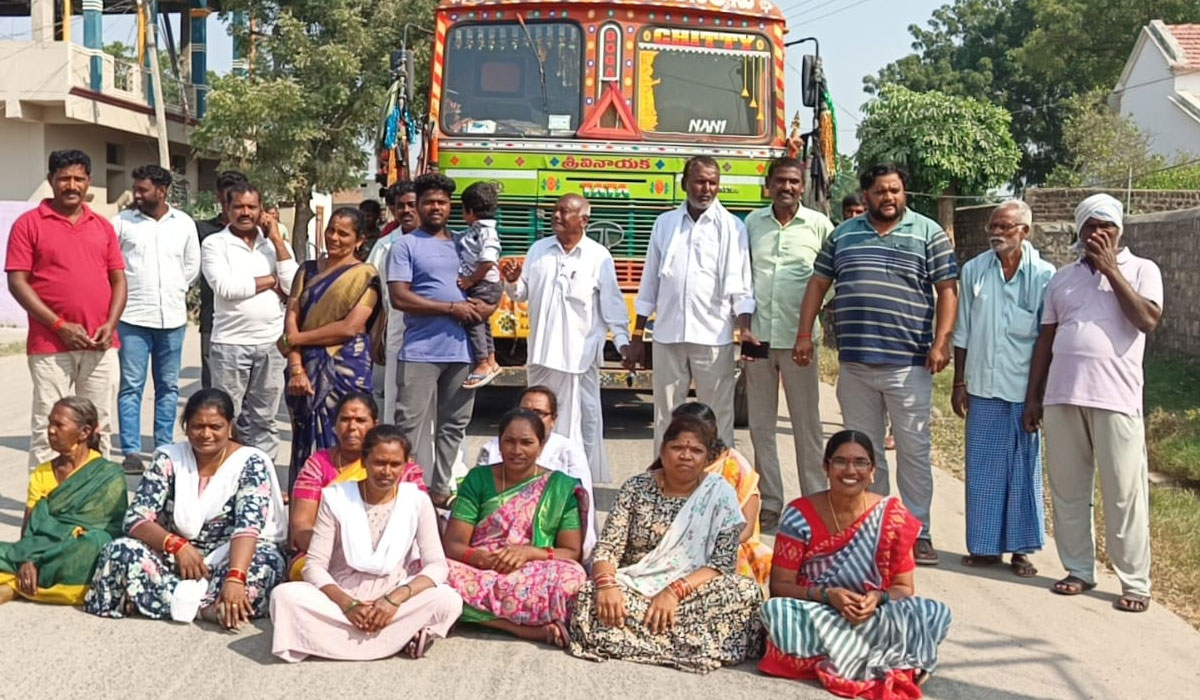 Sand trucks | ఇసుక లారీల దుమ్ముతో అనారోగ్యాలవుతున్నామంటూ అన్నారం వాసుల ఆందోళన