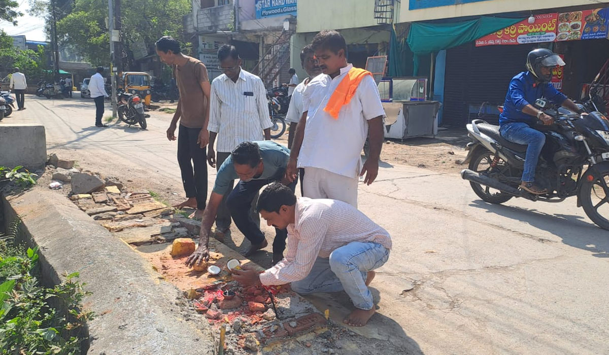 Bandi Sanjay | ముదురుతున్న‘కూల్చివేతల’ వివాదం.. కేంద్ర మంత్రి హెచ్చరికతో సందిగ్ధంలో అధికారులు