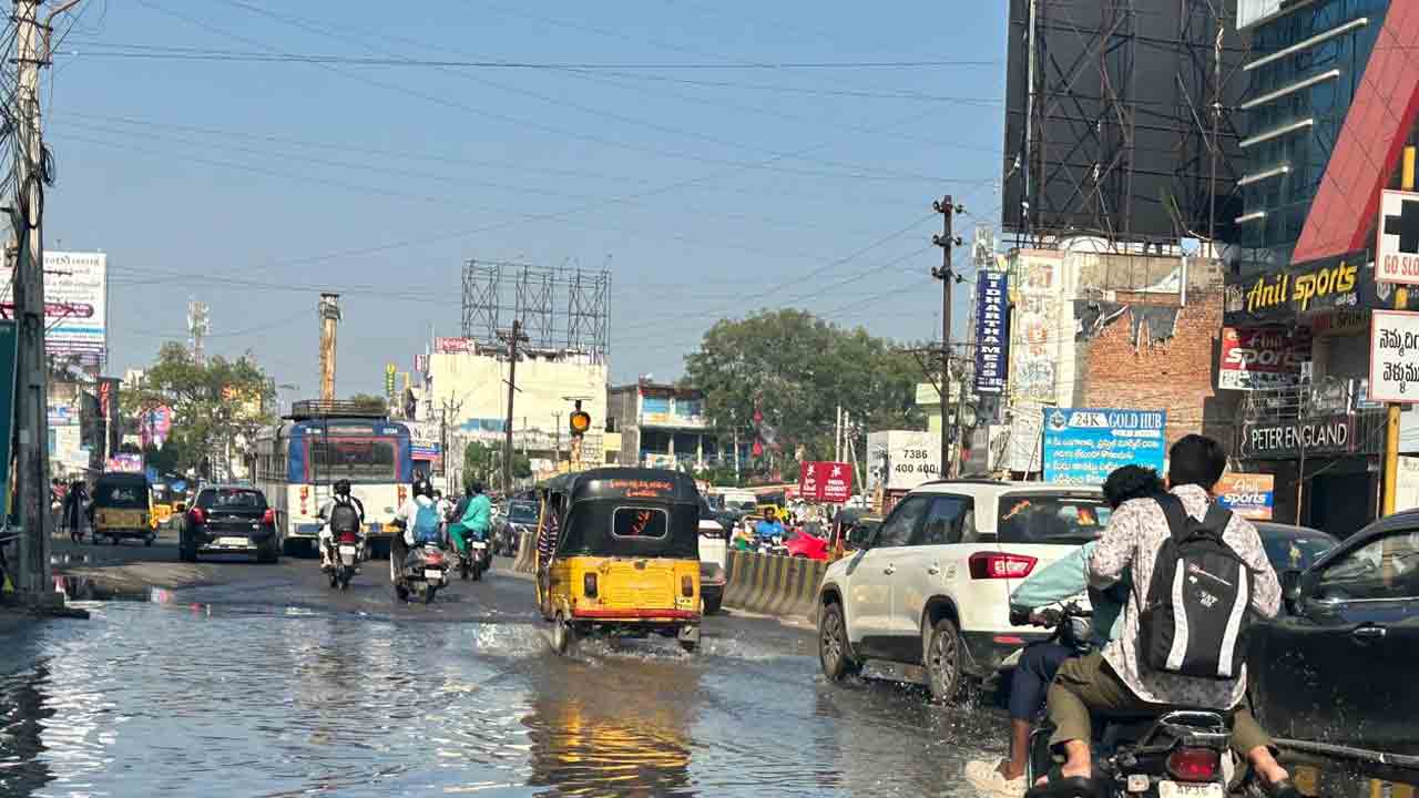 Hanumakonda | కార్పొరేటర్‌ ఇంటి ఎదుటే ఇలా..! నల్లా పైపుల లీకేజీతో రోడ్డుపైకి మురుగునీరు