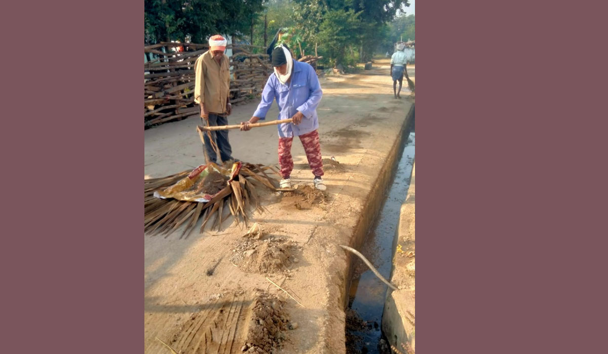 Sarangapur | ట్రాక్టర్‌ నిర్వహణకు ఖర్చులు లేక తాటికమ్మలపై చెత్తను తరలిస్తున్న కార్మికులు