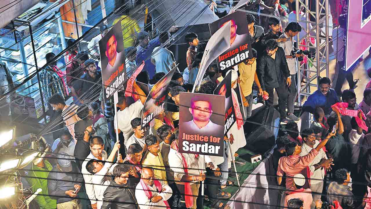 ఫసియుద్దీన్‌ ఆగడాలకు కాంగ్రెస్‌ అండ