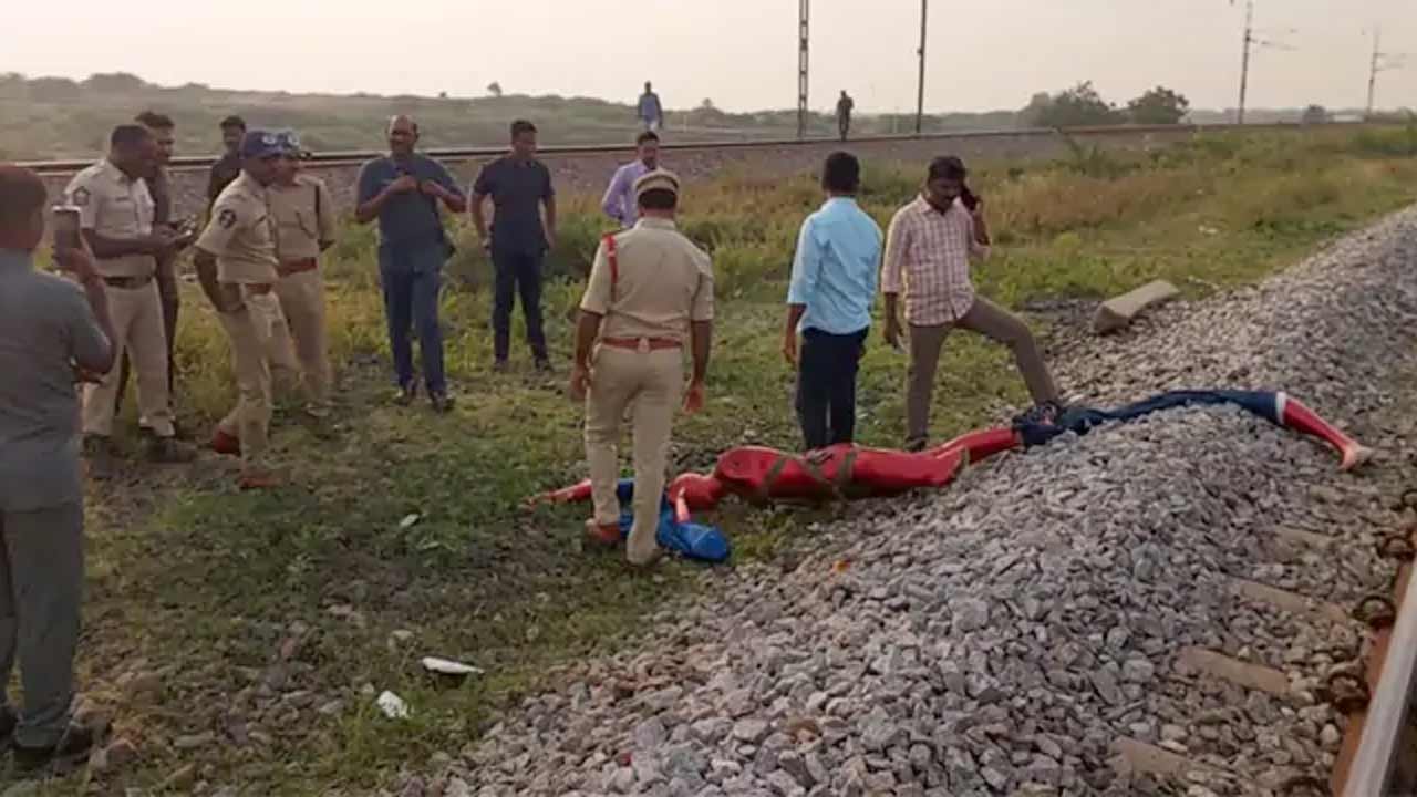 టీటీడీ ఏవీఎస్‌వో సతీశ్‌ మృతి.. ట్రైన్‌ నుంచి బొమ్మలు తోసేస్తూ సీన్ రీకన్‌స్ట్రక్షన్‌!