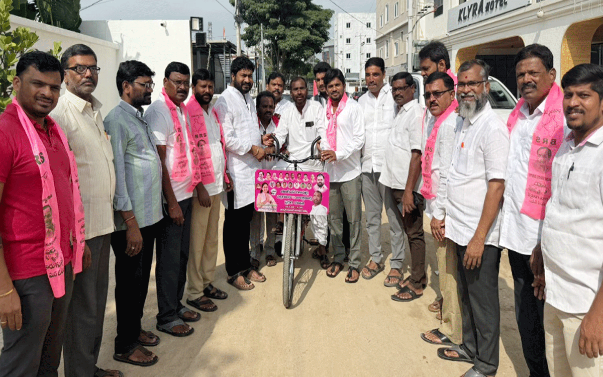 Nalgonda : న‌ల్ల‌గొండ నుండి జూబ్లీహిల్స్ వ‌ర‌కు బీఆర్ఎస్ అభిమాని సైకిల్ యాత్ర‌