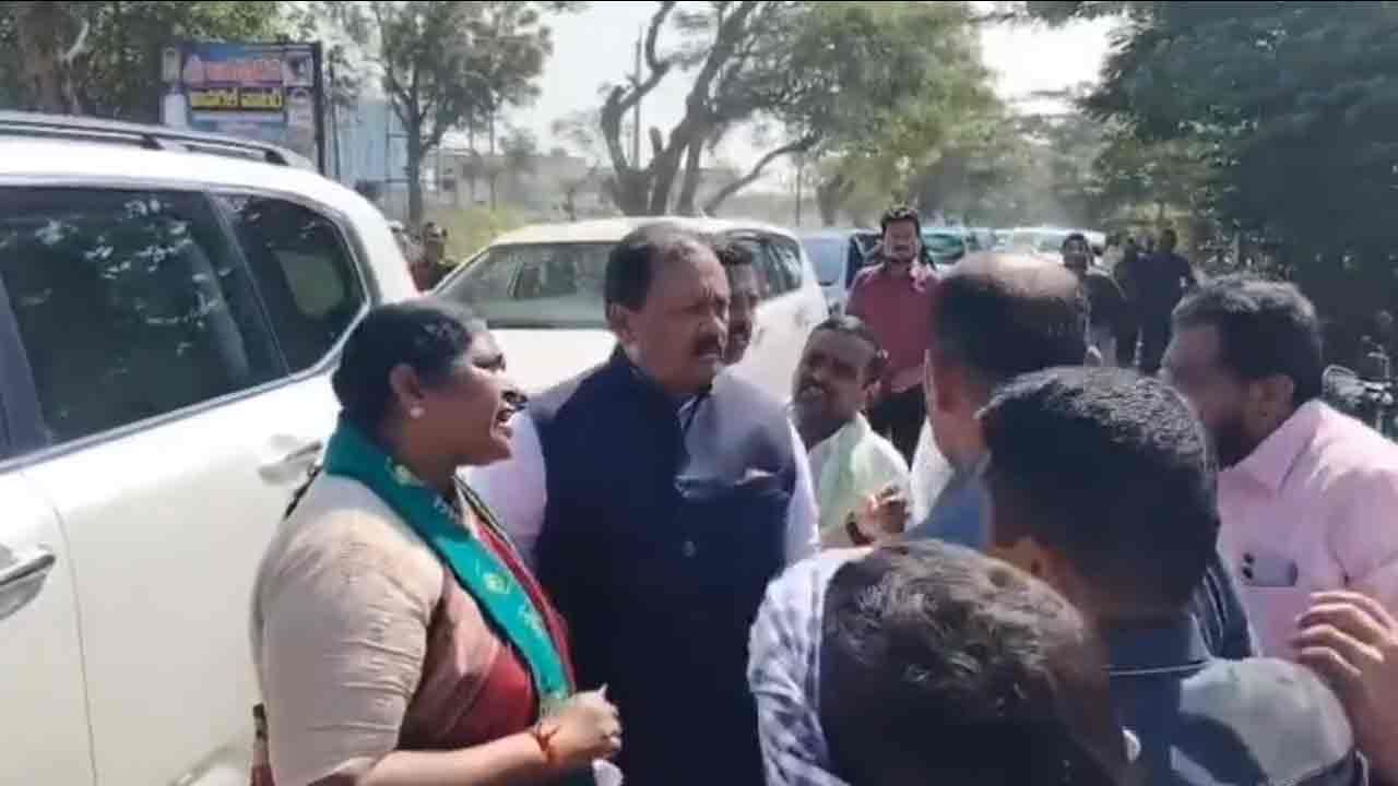 Minister Seethakka | తాగుబోతులంటూ అన్న‌దాత‌ల‌ను అవ‌మానించిన మంత్రి సీత‌క్క‌.. వీడియో