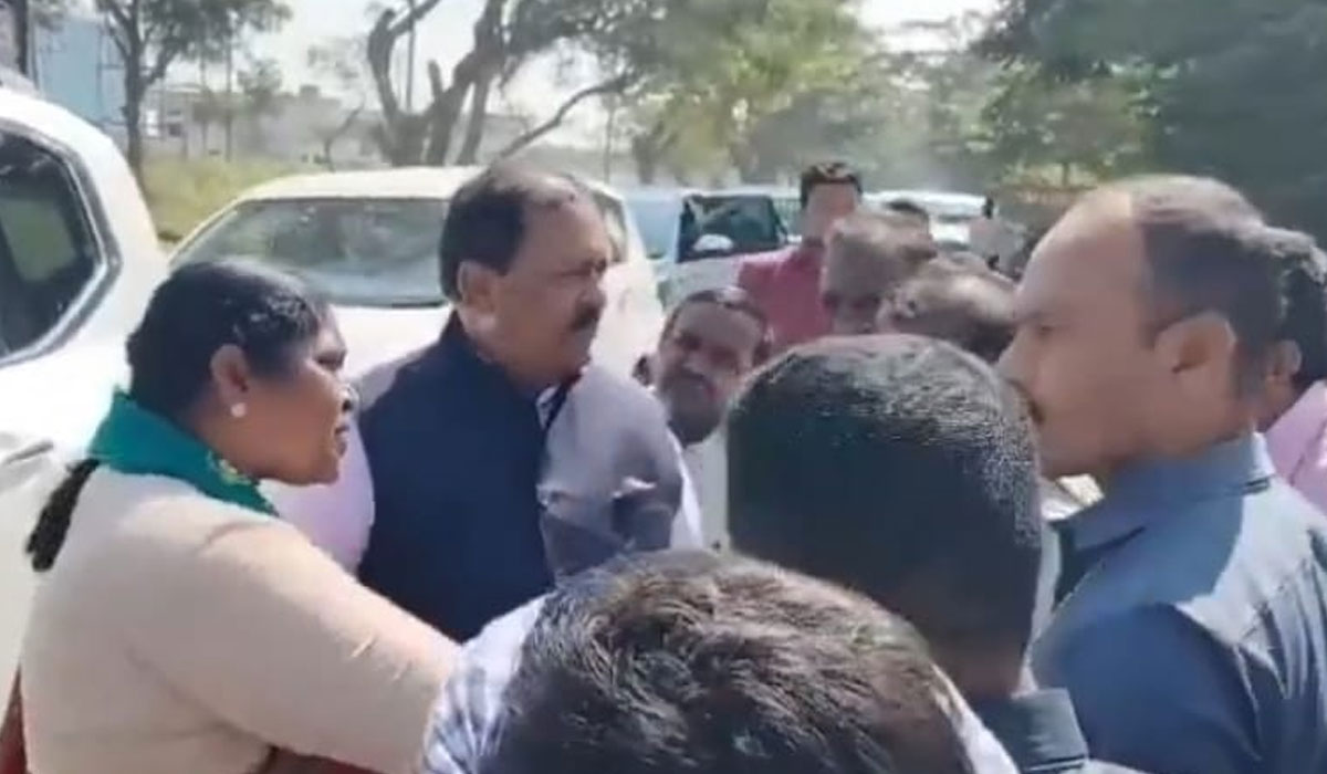 Minister Seethakka | మీరు రైతులేనా..? అంటూ అవమానించిన మంత్రి సీతక్క.. ఆగ్రహించి మంత్రిపై తిరగబడిన అన్నదాతలు