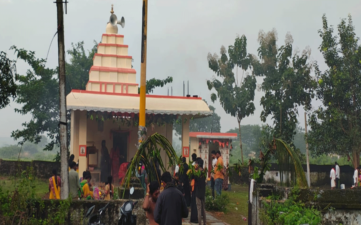 Karepally : బంజర శివాలయ భూములను ఆక్రమిస్తే చర్యలు : ఈఓ వేణుగోపాలచార్యులు