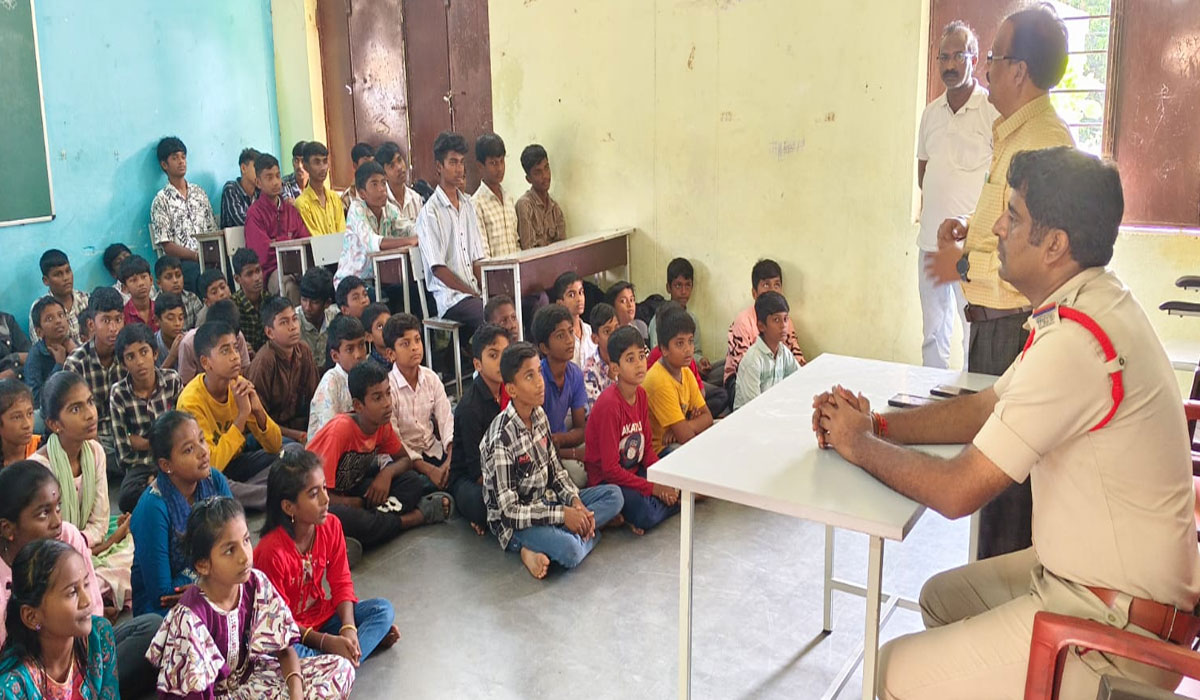 Potkapalli | విద్యార్థులు బంగారు భవిష్యత్‌ను నాశనం చేసుకోవద్దు.. పొత్కపల్లి ఎస్సై దీకొండ రమేష్ గౌడ్